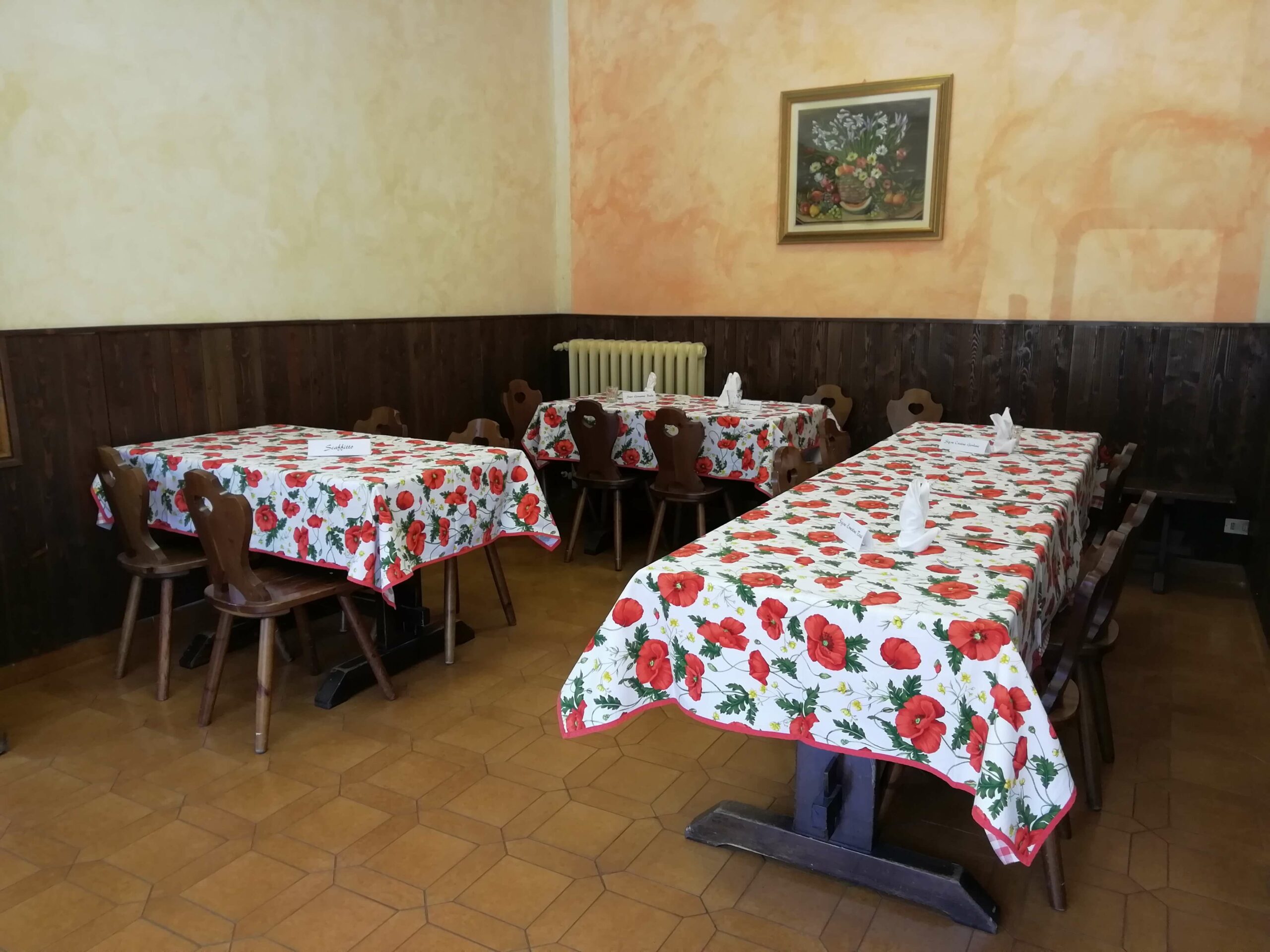 Sala ristorante con tavoli apparecchiati